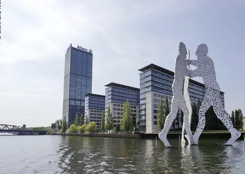 Sculpture Molecule Man dans la Spree, un site du Berlin hop-on hop-off avec la WelcomeCard