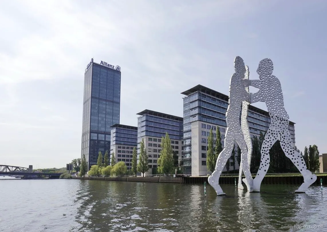Scultura Molecule Man nella Sprea, una tappa del Berlin hop-on hop-off con WelcomeCard