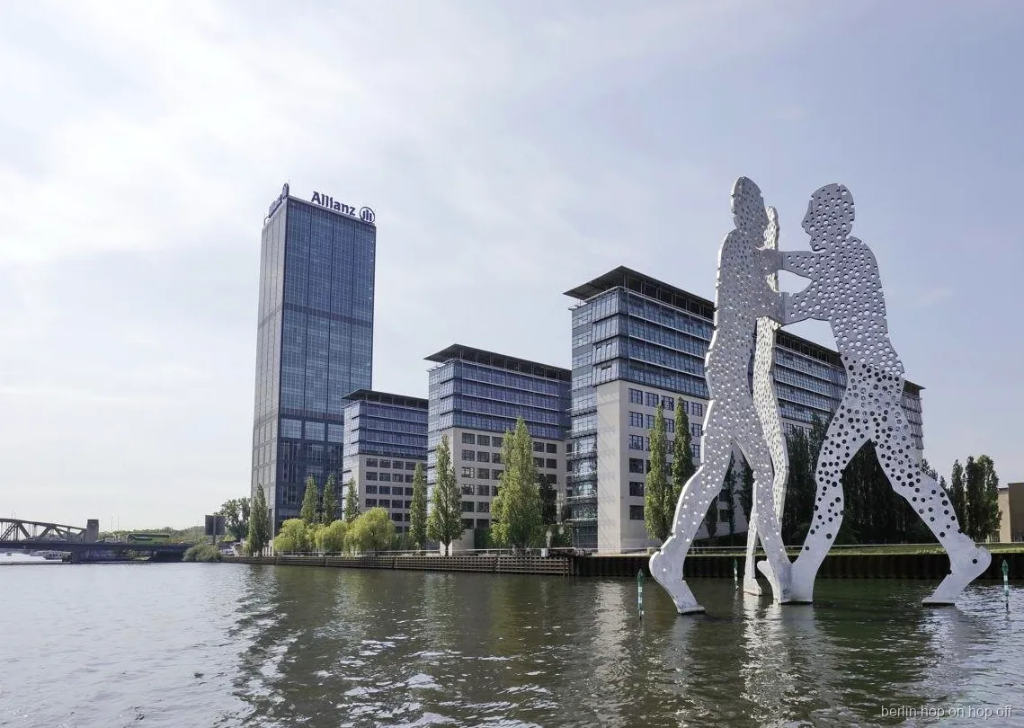 Skulpturen Molecule Man i Spree, ett besöksmål på Berlin hop-on hop-off med WelcomeCard