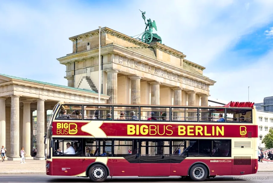 Autobús descobert de dos pisos del Big Bus Berlín hop-on hop-off passant per la Porta de Brandenburg