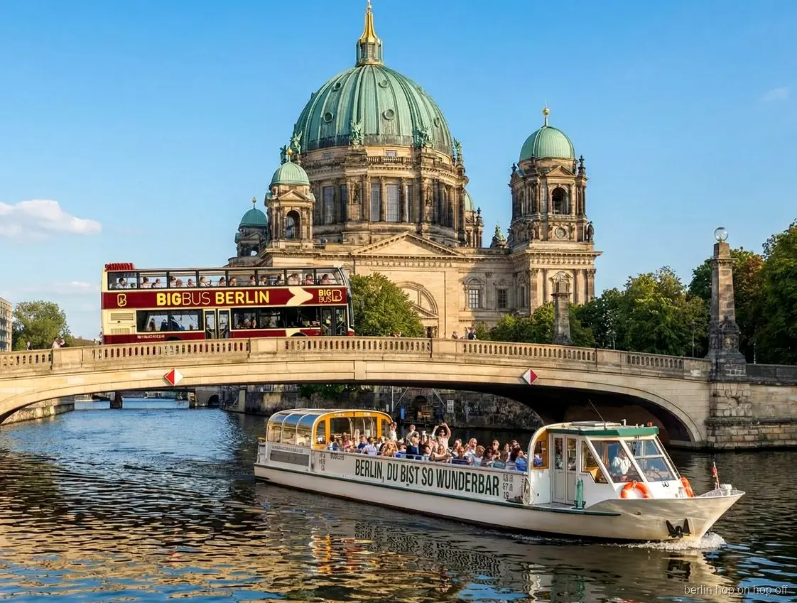 Autobús Big Bus Berlín hop on hop off per un pont davant la Catedral de Berlín i un vaixell del Spree