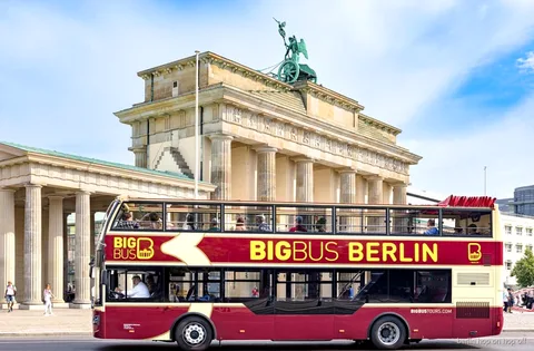 Bus turístico Big Bus de Berlín, autobús descubierto de dos pisos pasando por la Puerta de Brandeburgo
