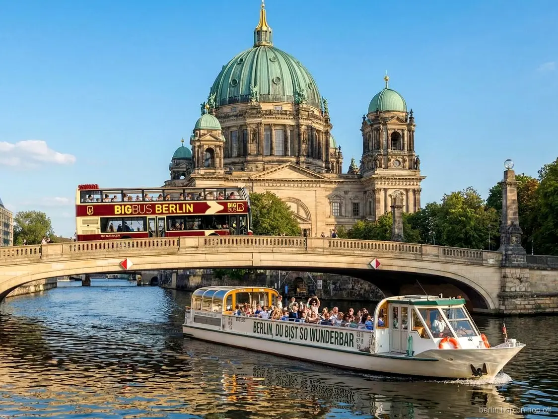 Bus turístico Big Bus Berlín hop on hop off cruzando un puente junto a la Catedral de Berlín y un barco del Spree