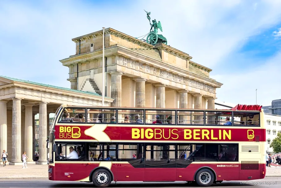 Brandenburg Kapısı'nın önünden geçen Big Bus Berlin hop-on hop-off açık üstlü çift katlı otobüs