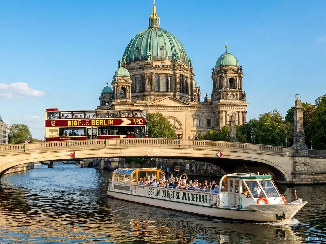 Berlin Katedrali yanındaki köprüden geçen Big Bus Berlin hop on hop off otobüsü ve Spree teknesi