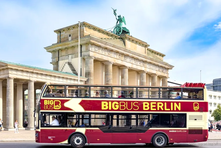 Big Bus Berlin Hop-On Hop-Off Tour offener Doppeldeckerbus fährt am Brandenburger Tor vorbei