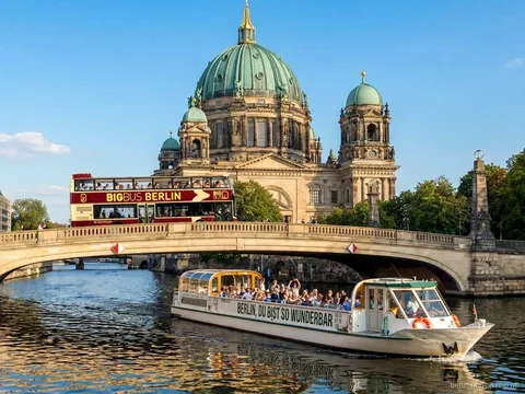 Autobus Big Bus Berlin hop on hop off na moście przy Katedrze Berlińskiej i statek na Sprewie