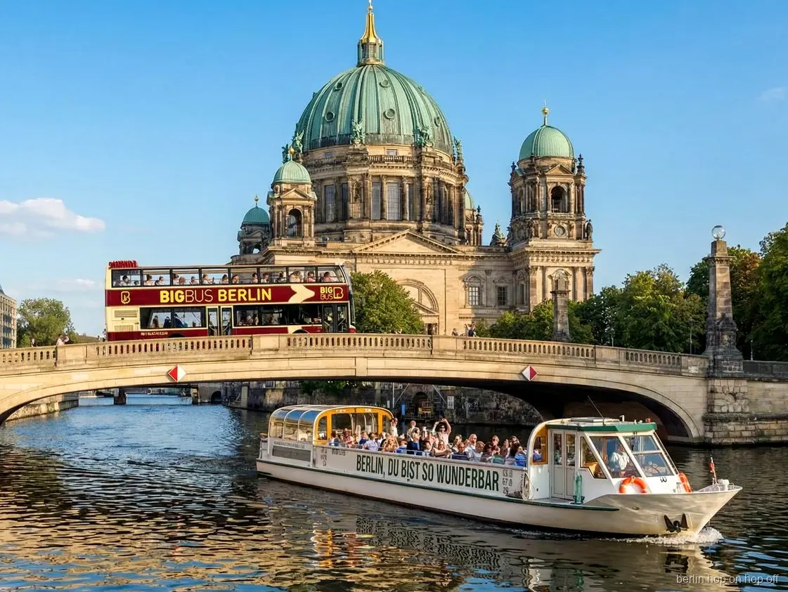 Big Bus Berlin Hop on Hop off Bus auf einer Brücke am Berliner Dom, davor ein Spreeschiff