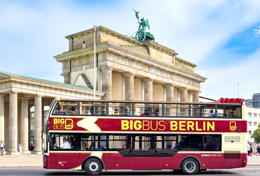 Big Bus Berlino hop-on hop-off tour, autobus scoperto a due piani davanti alla Porta di Brandeburgo