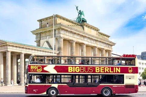Big Bus Berlin hop-on hop-off dobbeltdækkerbus med åbent tag passerer Brandenburger Tor