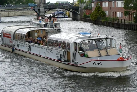 Bateau Carola avec passagers sur la Spree pendant le Berlin hop-on hop-off