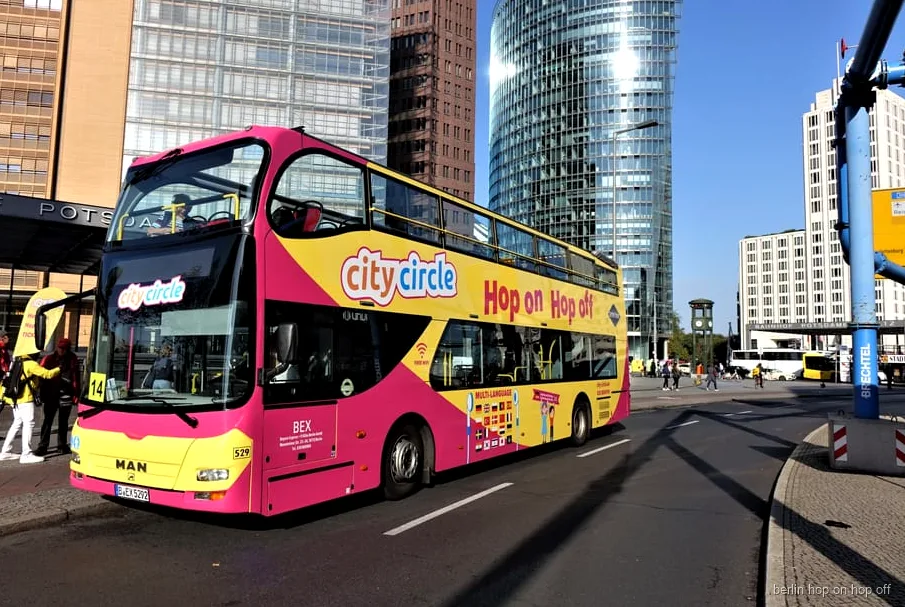Bus touristique Berlin Est et Ouest passant par la Karl-Marx-Allee