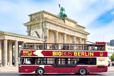 Bus à étage découvert Big Bus Berlin passant devant la porte de Brandebourg