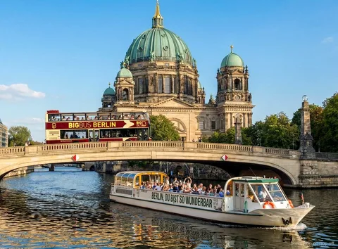 Bus Big Bus Berlin hop on hop off sur un pont devant la cathédrale de Berlin, bateau sur la Spree