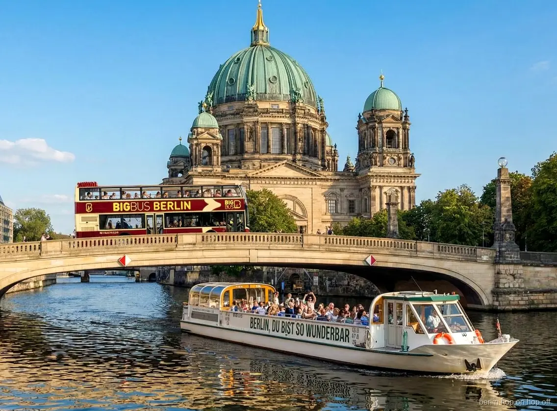 Bus Big Bus Berlin hop on hop off sur un pont devant la cathédrale de Berlin, bateau sur la Spree