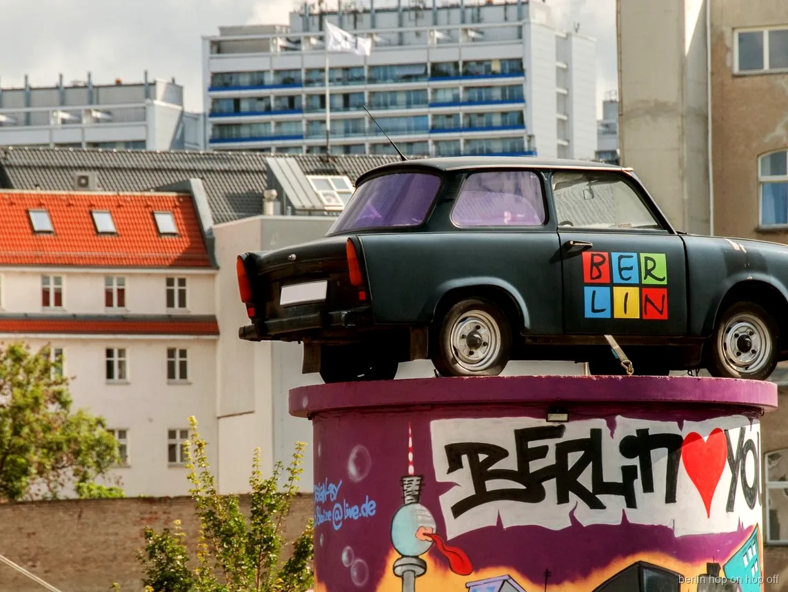 Trabant sur une colonne taguée Berlin, vue sur le parcours hop-on hop-off de City Sightseeing