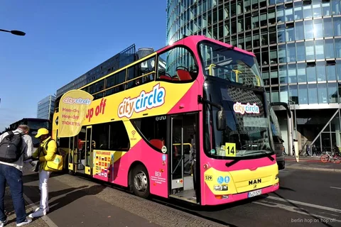 Bus turístic hop-on hop-off de Berlín combinat amb creuer pel Spree prop del Reichstag