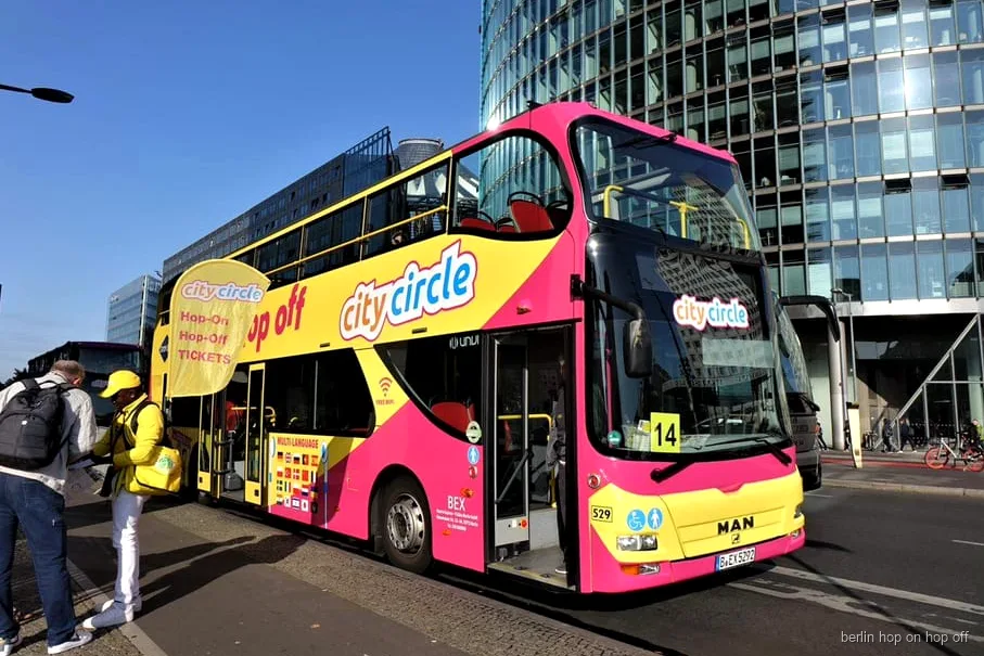 Bus turístic hop-on hop-off de Berlín combinat amb creuer pel Spree prop del Reichstag