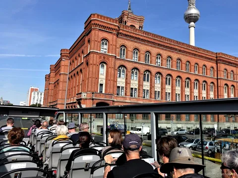 Vista des de la coberta oberta del bus hop on hop off de Berlín de l'Ajuntament Roig i la Torre de TV