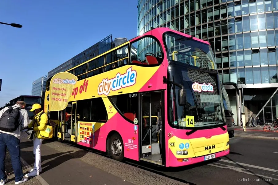 Combo de bus turístico y crucero por el Spree en Berlín cerca del Reichstag