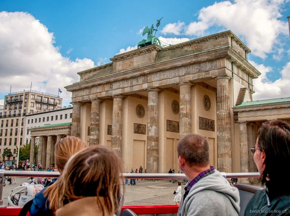 Puerta de Brandeburgo vista desde la planta superior del bus hop-on hop-off de City Sightseeing