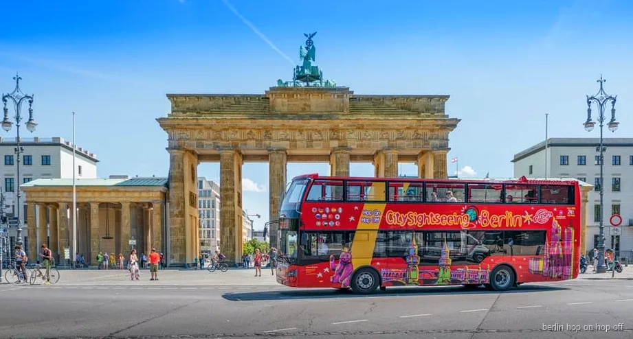 City Sightseeing Berlin hop-on hop-off otobüs turu Klasik Güzergah'ta açık üstlü otobüs