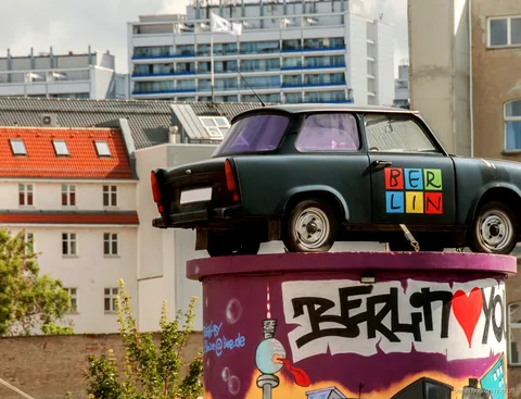 Trabant op een graffitizuil met Berlin langs de City Sightseeing Berlijn hop-on hop-off route