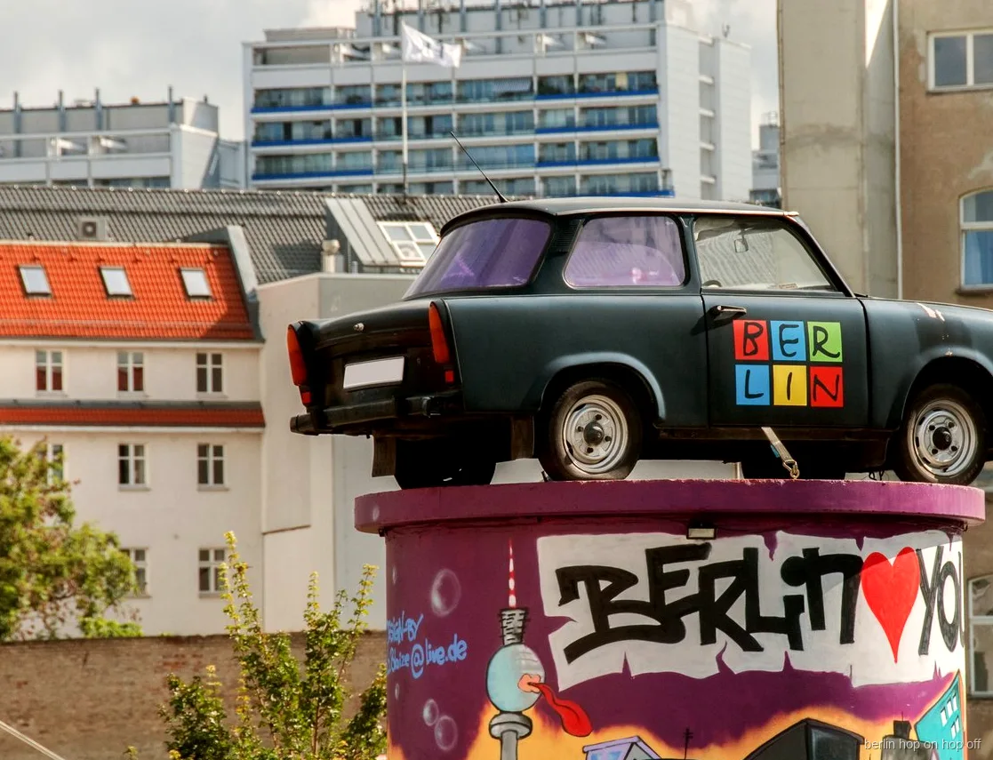 Trabant op een graffitizuil met Berlin langs de City Sightseeing Berlijn hop-on hop-off route