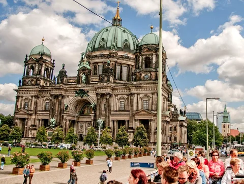 Berliner Dom gezien vanaf het open bovendek van de City Sightseeing Berlijn hop-on hop-off bus