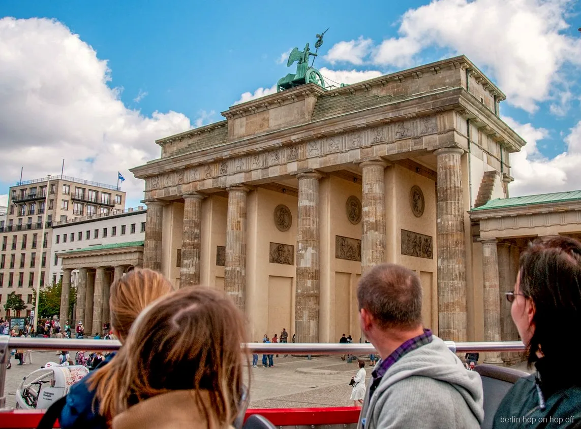 Brandenburger Tor gezien vanaf het bovendek van de City Sightseeing Berlijn hop-on hop-off bus