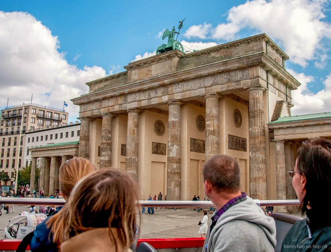 Brandenburger Tor vom Oberdeck des City Sightseeing Berlin Hop-On Hop-Off Busses aus gesehen