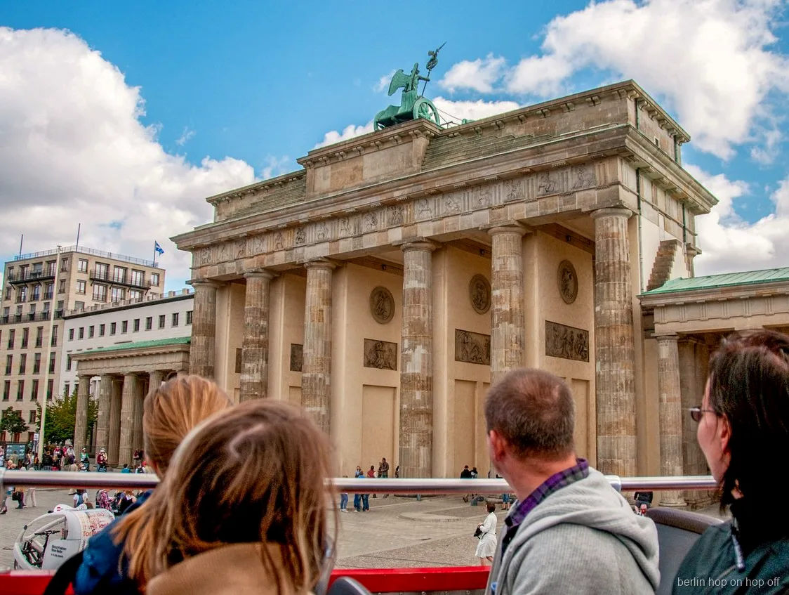 Porta di Brandeburgo vista dal piano superiore del bus hop-on hop-off di City Sightseeing