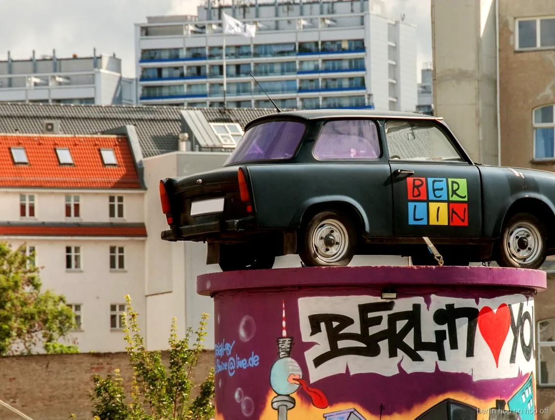 Trabant på en graffitisøjle med Berlin set på City Sightseeing Berlin hop-on hop-off ruten
