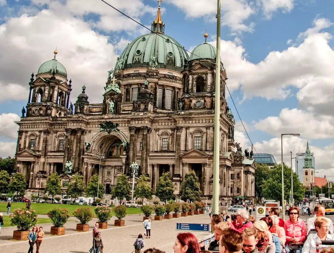 Berliner Dom set fra åbent dæk på City Sightseeing Berlin hop-on hop-off bussen