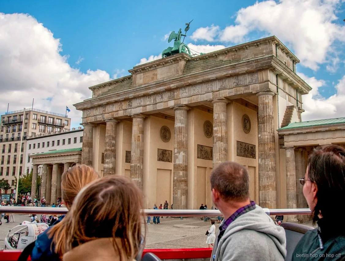 Brandenburger Tor set fra øverste dæk på City Sightseeing Berlin hop-on hop-off bussen