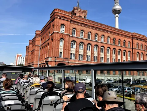 Vue depuis le pont ouvert du bus hop on hop off de Berlin sur l'hôtel de ville rouge et la tour de télévision