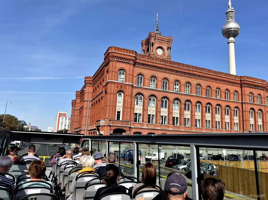 Saat kuleli Kızıl Belediye Sarayı ve Televizyon Kulesi, Berlin hop on hop off otobüsünden görünüm