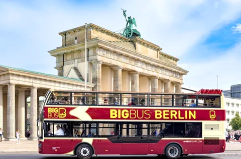 Open-top dubbeldekker van de Big Bus Berlijn hop-on hop-off tour langs Brandenburger Tor