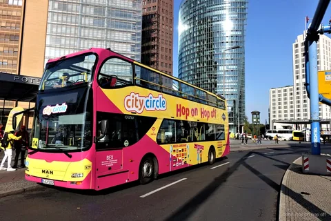 Hop-on hop-off bus van City Circle Berlijn langs Karl-Marx-Allee