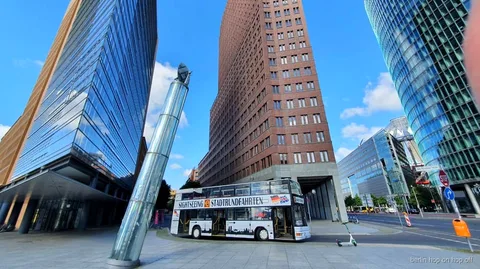 Hop-on hop-off bus in Berlijn met live gids langs Potsdamer Platz