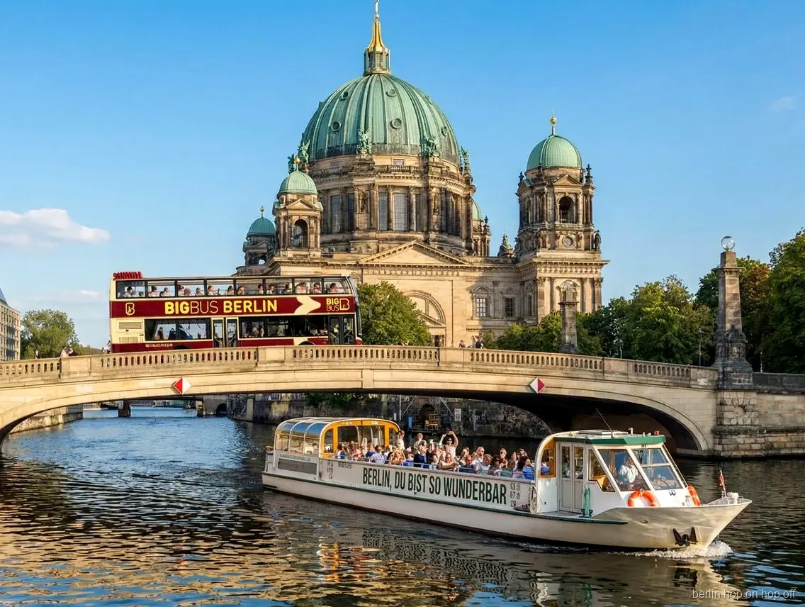 Big Bus Berlin hop on hop off buss på en bro vid Berliner Dom med en Spree-båt på floden