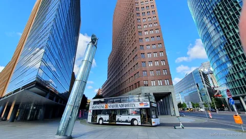 Berlin Hop-On Hop-Off-tur med liveguide, buss passerar Potsdamer Platz