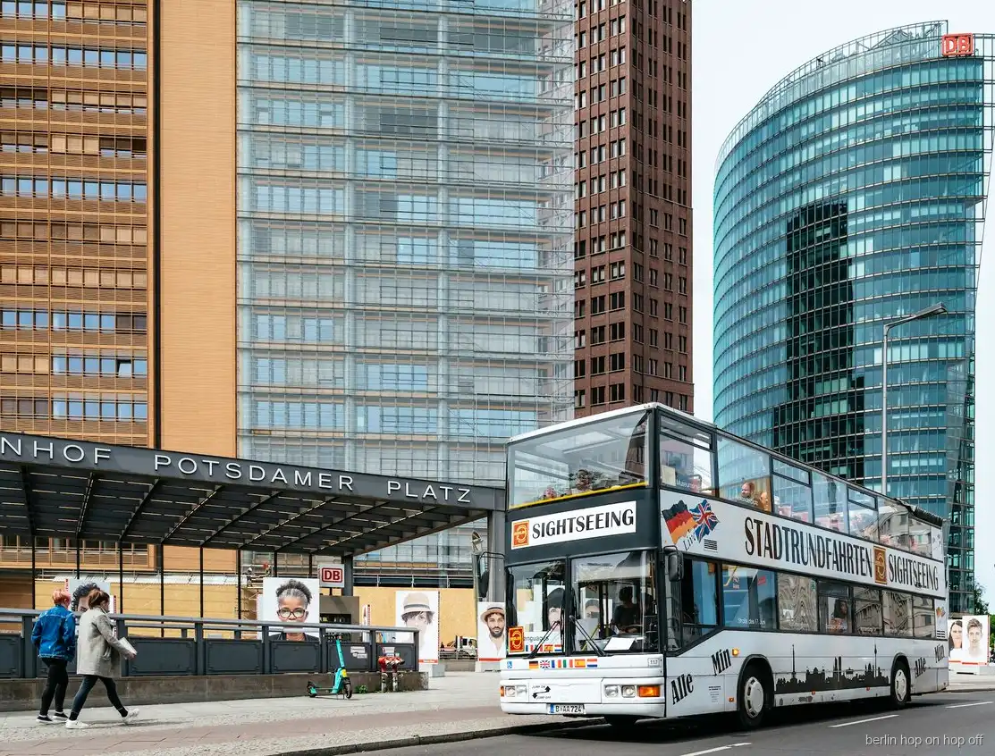 Dubbeldäckare för Berlin hop on hop off vid Potsdamer Platz station bredvid glastorn