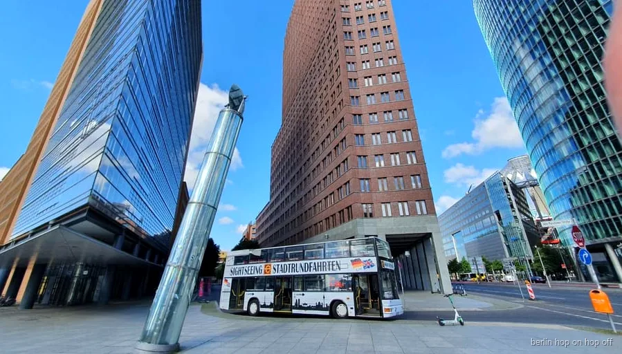 Autobus Berlin Hop-On Hop-Off Tour with Live Commentary mijający Potsdamer Platz