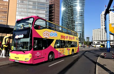 Tour hop-on hop-off Berlino Est e Ovest, autobus che passa per Karl-Marx-Allee