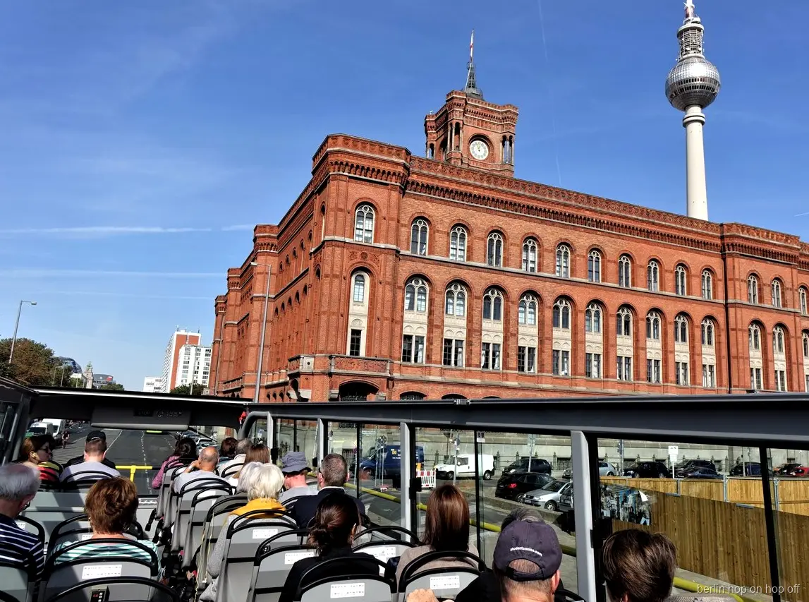 Il Municipio Rosso con la torre dell'orologio e la Torre della TV visti da un bus hop on hop off di Berlino