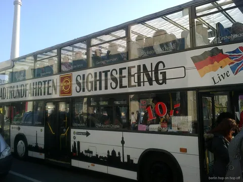 Autobus a due piani Berlin hop-on hop-off con passeggeri sul piano superiore