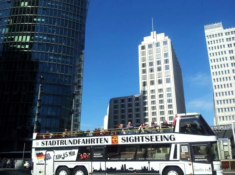 Hop-on hop-off bus- en boottocht in Berlijn met gids op de Spree