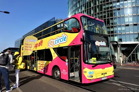 Hop-on hop-off bus en Spree boottocht combinatie Berlijn bij de Reichstag