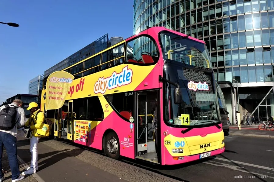Hop-on hop-off bus en Spree boottocht combinatie Berlijn bij de Reichstag